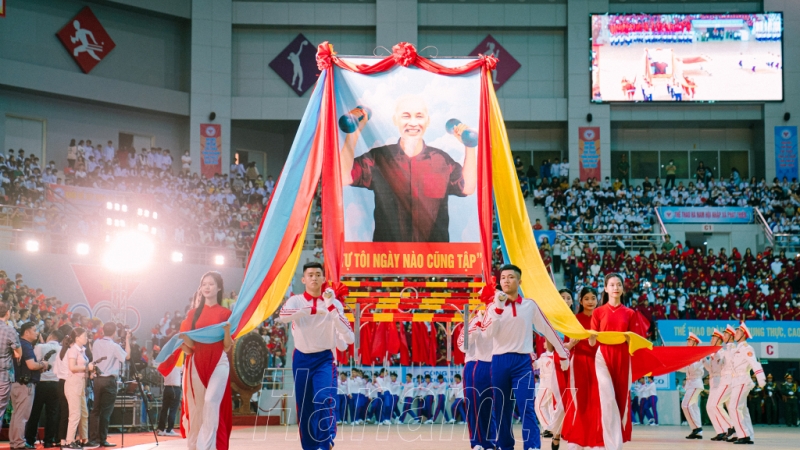 Đại hội Thể dục thể thao tỉnh Hà Nam lần thứ VI năm 2022 đã chính thức khai mạc vào tối ngày 30/9 tại Nhà thi đấu TDTT tỉnh. Cùng nhìn lại những hình ảnh ấn tượng của nghi lễ diễu binh, diễu hành biểu dương lực lượng tại lễ khai mạc Đại hội.