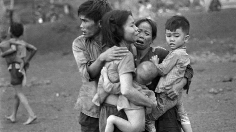 Bức ảnh chụp tháng 6- 1965 1965 ở Đồng Xoài, những người sống sót sau trận giao chiến trong cuộc chiến tranh Việt Nam