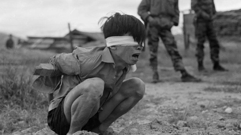 Một tù binh quân đội Bắc Việt Nam đang chờ xét hỏi tại Lực lượng đặc biệt A 109 ở Thường Đức, Việt Nam, (25 km về phía tây của Đà Nẵng), 23 tháng một năm 1967
