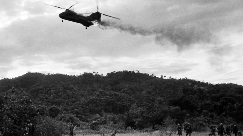 Một trực thăng CH-46 Sea Knight của Hải quân Hoa Kỳ trúng đạn của quân đội Bắc Việt Nam