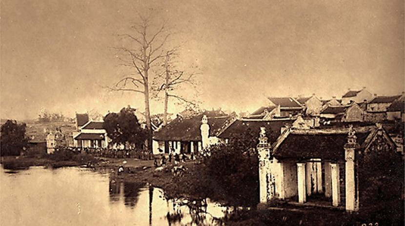 Hồ Hoàn Kiếm nhìn từ hướng vào Đền Ngọc Sơn (tòa nhà bên góc phải vẫn còn bên hồ):