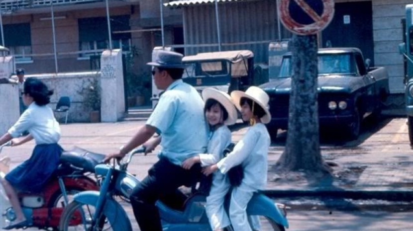 Hai cô bé xinh như trăng rằm trên chiếc xe Mobylette
