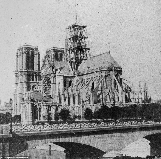 Vẻ đẹp tráng lệ của Nhà thờ Đức Bà Paris trước khi bị nhấn chìm trong biển lửa - 1 Vẻ đẹp tráng lệ của Nhà thờ Đức Bà Paris trước khi bị nhấn chìm trong biển lửa - 1
