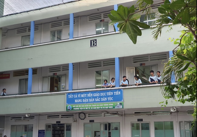 Hiệu trưởng THCS Bạch Đằng quyết định cho học sinh đi học ngay sau sự cố cây phượng đổ: Phụ huynh lo lắng nhưng tin vào trường-10