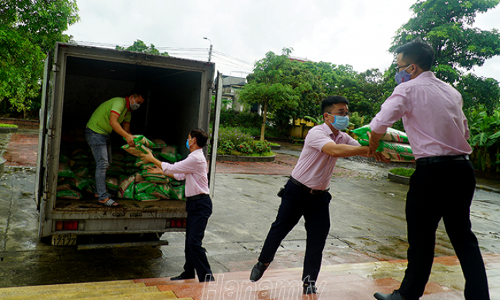 Ủng hộ trên 1 tấn gạo cho nhân dân vùng dịch