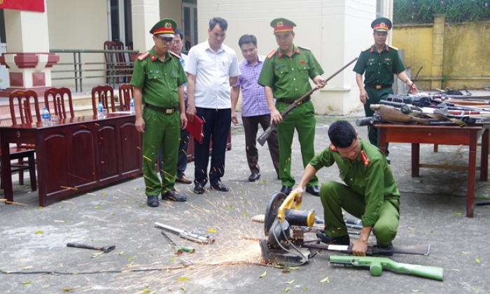 Tiêu hủy hơn 100 khẩu súng tự chế, 200 dùi cui điện, dao phớ, đao, kiếm