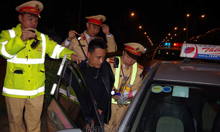 Tuần tra kiểm soát giao thông bắt 03 đối tượng tàng trữ số lượng lớn ma túy