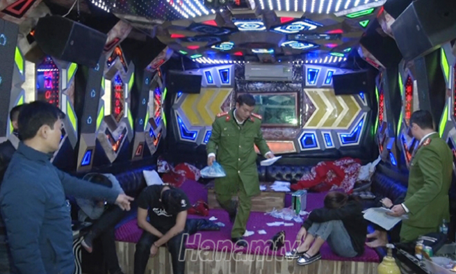 Bắt quả tang chủ quán karaoke bán ma tuý rồi bay lắc cùng khách