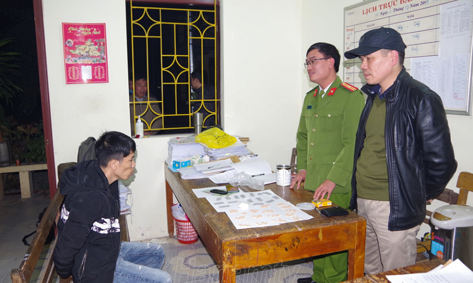 Bắt đối tượng về hành vi cất giữ trái phép hơn 300 viên ma túy tổng hợp