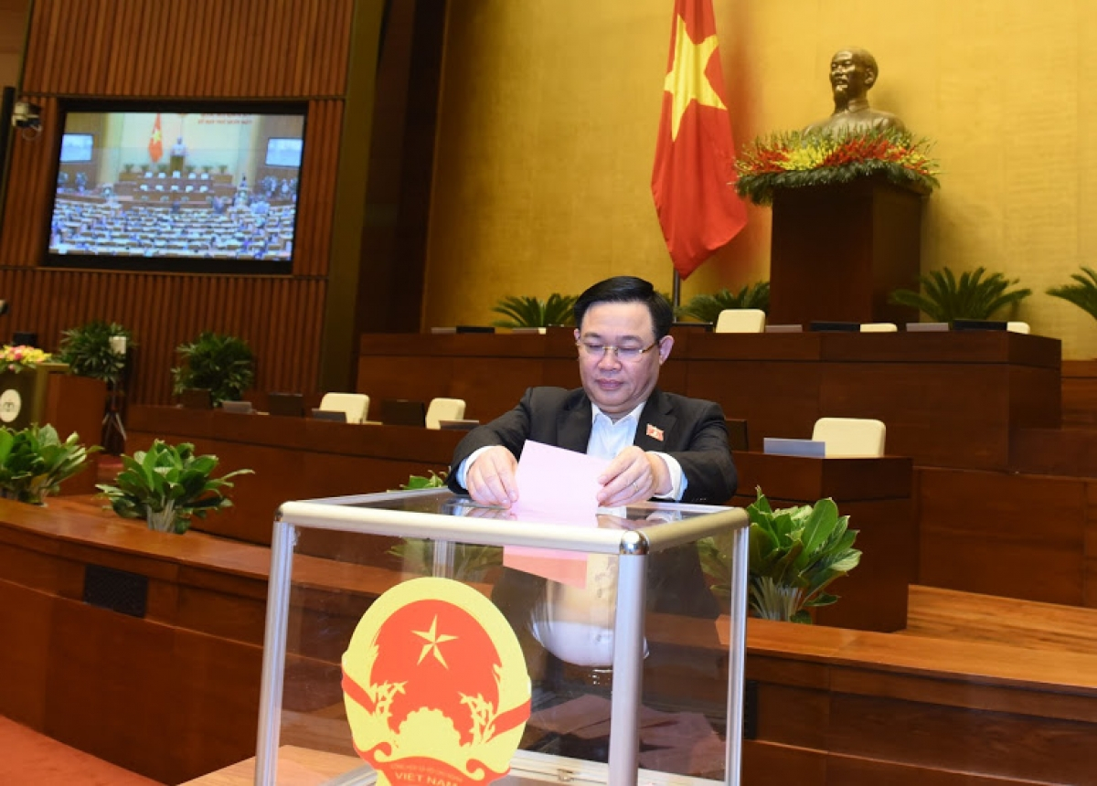 Bí thư Thành uỷ Hà Nội Vương Đình Huệ bỏ phiếu tại Kỳ họp 11, Quốc hội khoá XIV