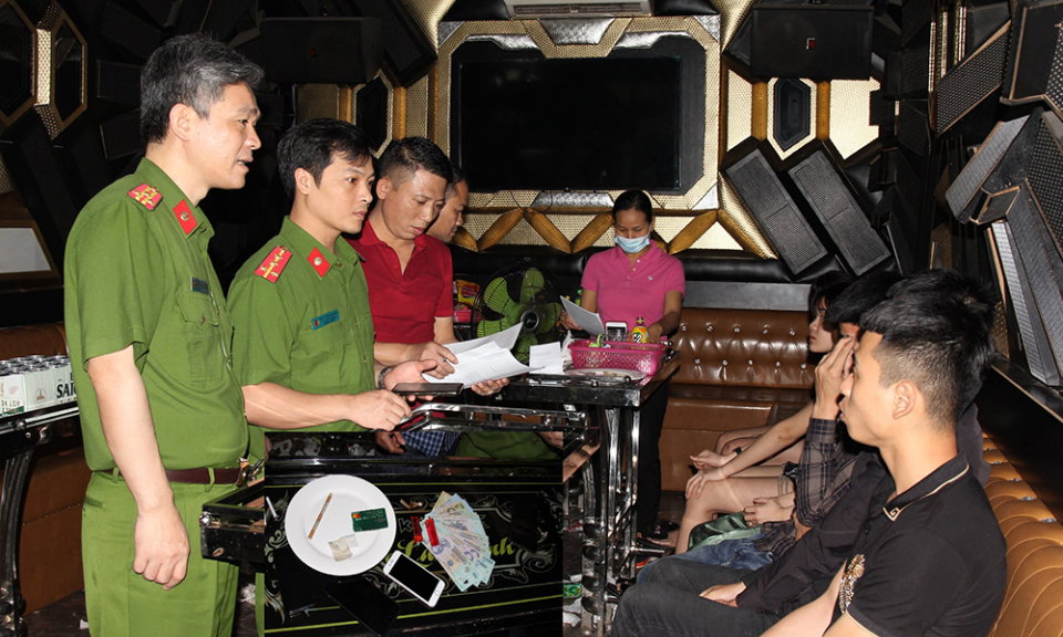 Bắt 6 đối tượng “bay lắc” trong quán Karaoke