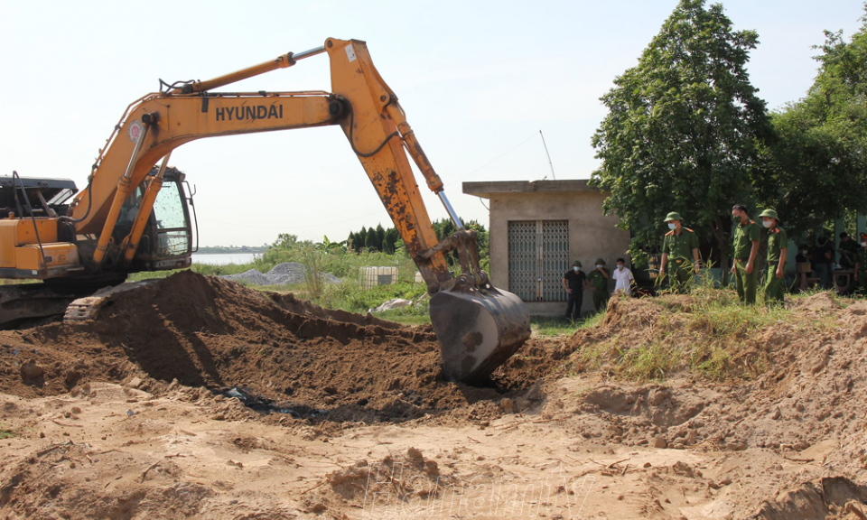Phát hiện hộ kinh doanh ở Lý Nhân chôn lấp hơn 500 tấn chất thải công nghiệp