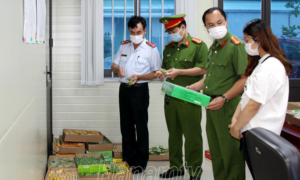 Phát hiện xe tải chở 2.500 chiếc bánh trung thu không rõ nguồn gốc về tiêu thụ tại Hà Nam
