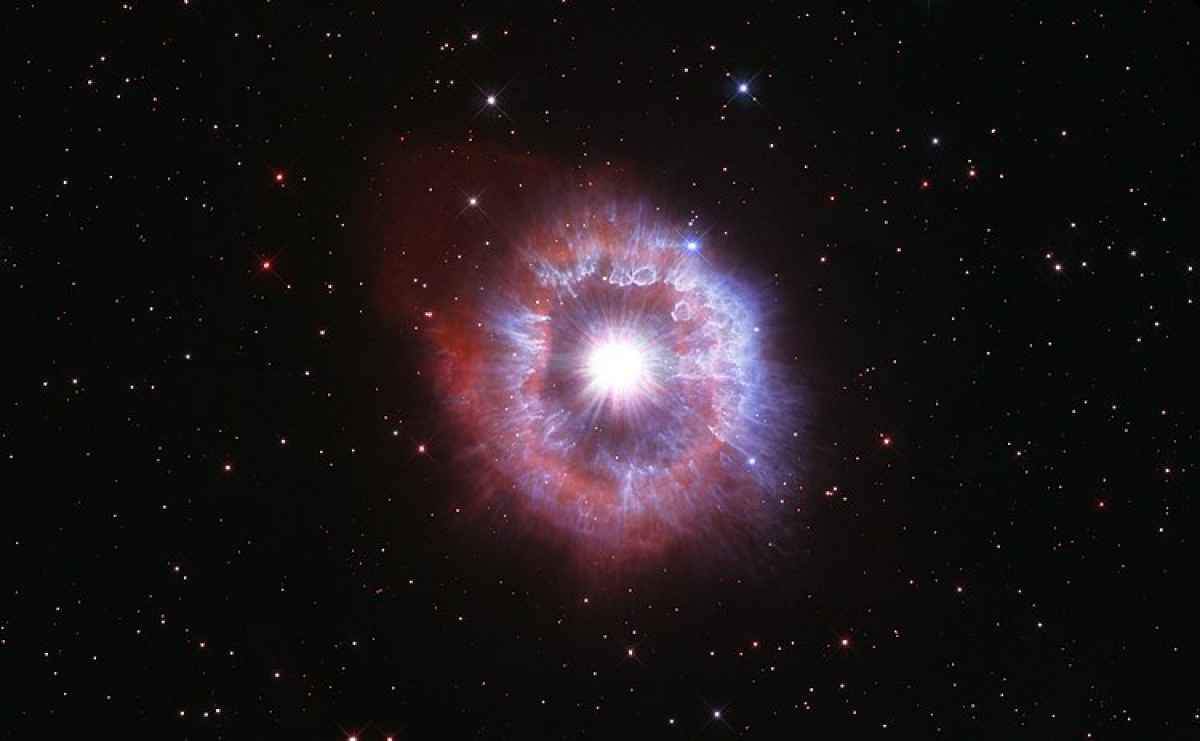 Kính thiên văn Hubble ghi lại hình ảnh của AG Carinae - một trong những ngôi sao sáng nhất Dải Ngân hà. Ngôi sao này được bao quanh bởi một vầng hào quang bụi và khí. Các nhà khoa học tin rằng, tinh vân khổng lồ này xuất hiện sau khi một hoặc nhiều vụ phun trào xảy ra cách đây 10.000 năm. Bản thân tinh vân này đã rộng 5 năm ánh sáng, xấp xỉ khoảng cách từ Trái Đất đến hệ sao gần nhất với chúng ta là Alpha Centauri.