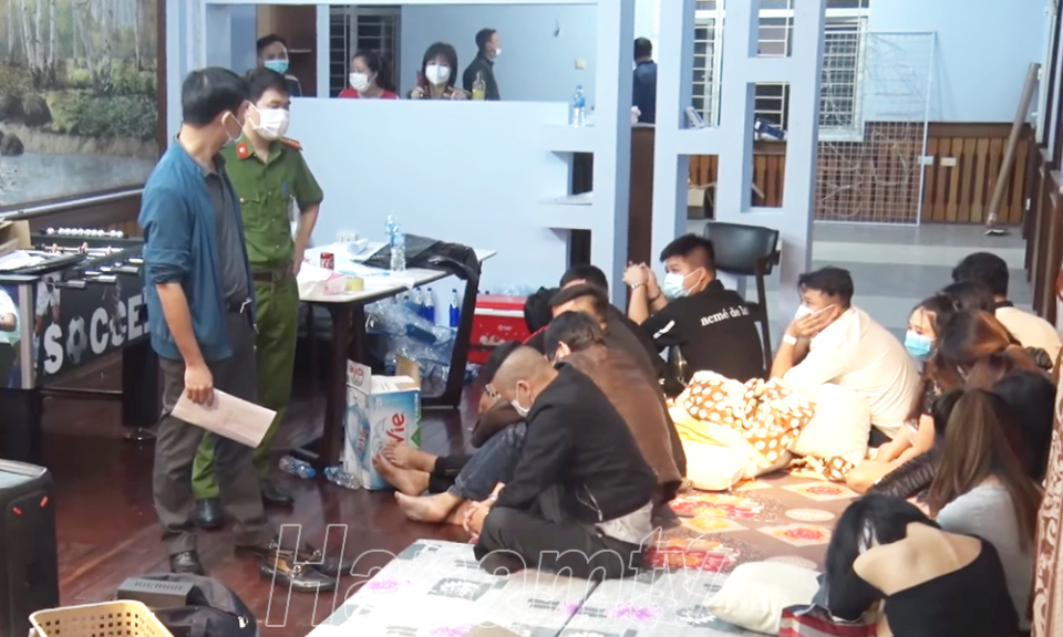 Tụ tập “bay lắc” giữa lúc dịch vẫn diễn biến phức tạp, 15 đối tượng bị Công an TP Phủ Lý bắt giữ