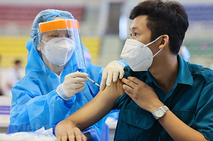 Tiêm vắc-xin phòng COVID-19 cho người dân tại TPHCM