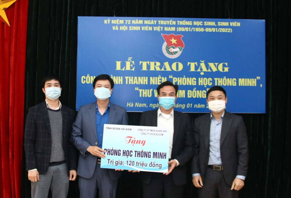 Lãnh đạo Tỉnh đoàn và các nhà tài trợ trao phòng học thông minh cho thầy và trò Trường THCS Trần Phú, phường Minh Khai, thành phố Phủ Lý.