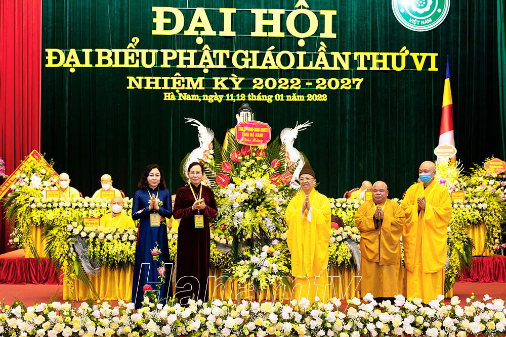 Các đồng chí Lê Thị Thủy, Ủy viên TW Đảng, Bí thư Tỉnh ủy, Chủ tịch HĐND tỉnh; Đinh Thị Lụa, Phó Bí thư Thường trực Tỉnh ủy tặng hoa chúc mừng Đại hội
