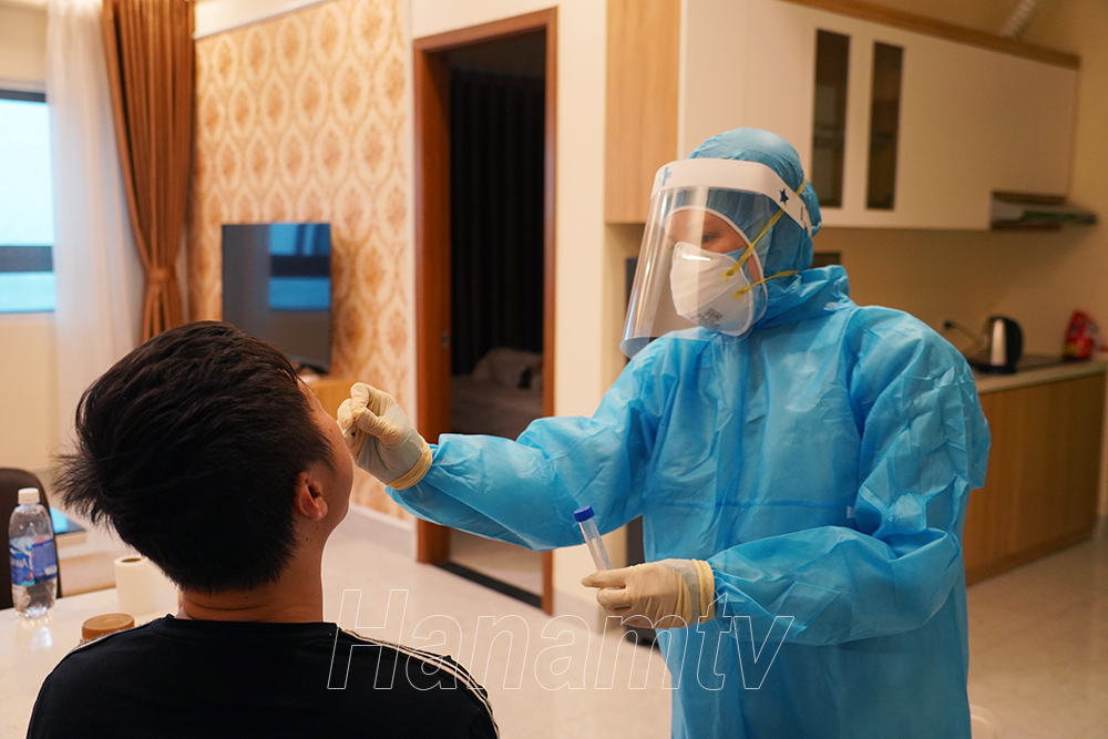 Lấy mẫu xét nghiệm COVID-19 cho người đang cách ly y tế