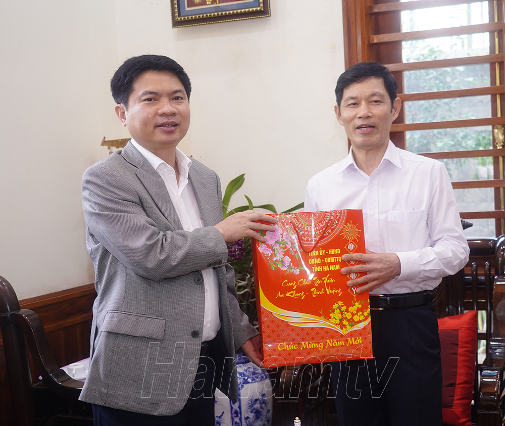 Thăm hỏi, tặng quà, chúc tết gia đình đồng chí Bùi Quang Cẩm, nguyên Phó Chủ tịch UBND tỉnh