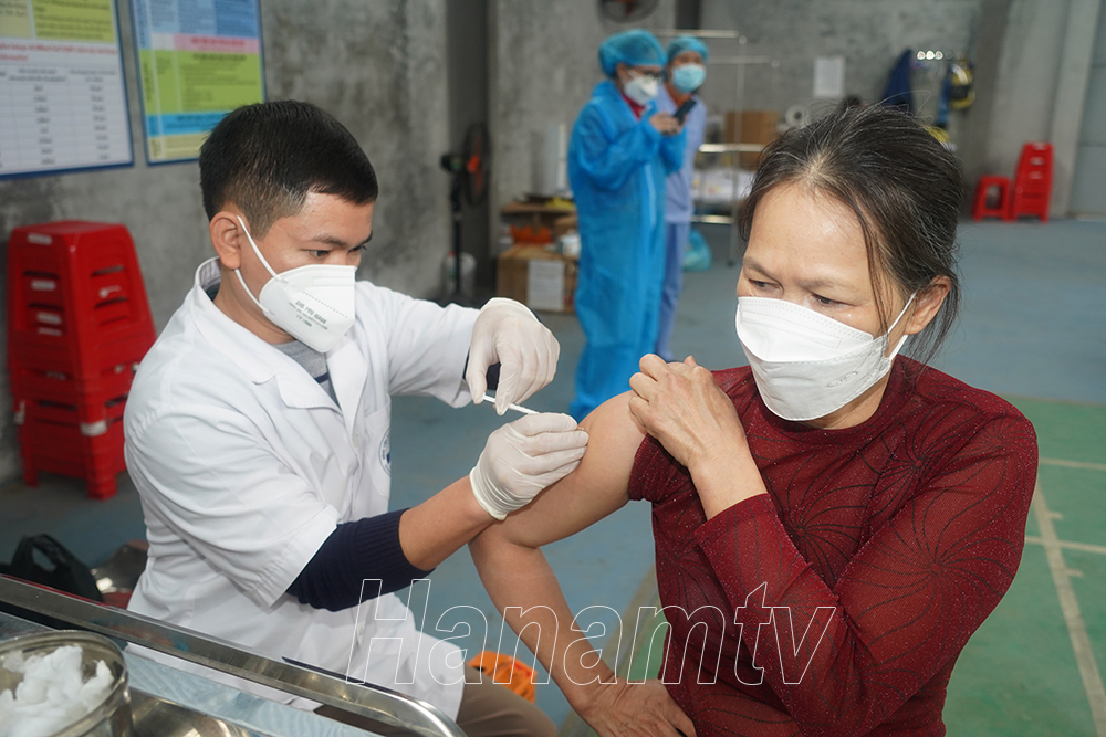 Tiêm vắc-xin mũi 3 cho người dân tại Bệnh viện Đa khoa tỉnh Hà Nam