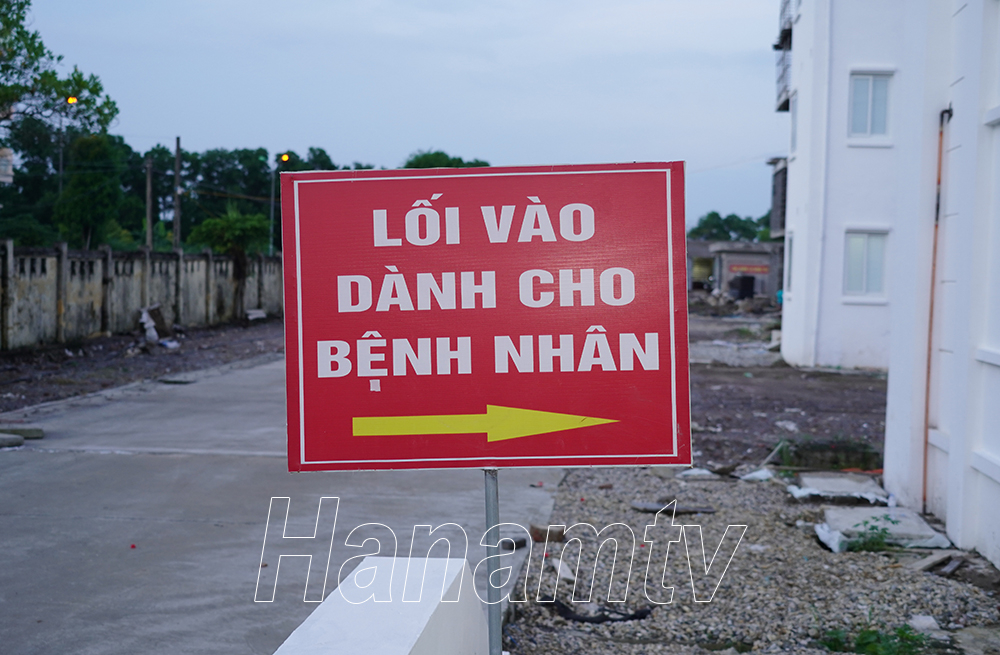 Lối vào khu thu dung, điều trị bệnh nhân COVID-19 tại Bệnh viện dã chiến số 1 Hà Nam