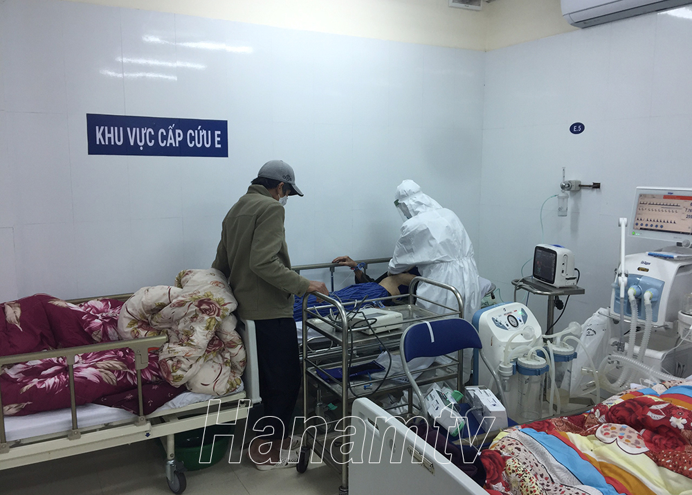 Điều trị bệnh nhân COVID-19 tại Bệnh viện dã chiến số 1 Hà Nam