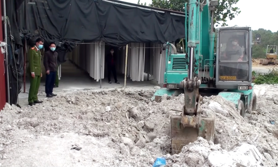 Hà Nam phát hiện một cơ sở đổ 185 tấn chất thải ra môi trường