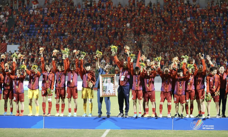 Đội tuyển Bóng đá nữ Việt Nam nhận mưa tiền thưởng sau khi giành Huy chương vàng SEA Games 31