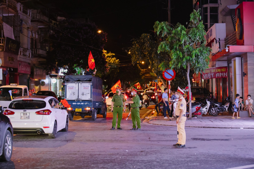 Lực lượng cảnh sát giao thông đã có mặt để đảm bảo hoạt động ăn mừng của các người hâm mộ diễn ra an toàn, văn minh