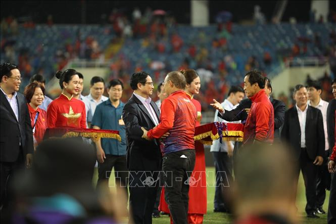 Thủ tướng Chính phủ Phạm Minh Chính trao huy chương vàng cho đội tuyển U23 Việt Nam