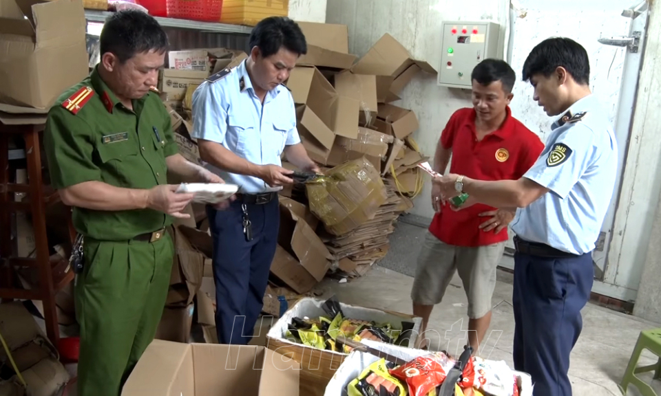 Phát hiện cơ sở kinh doanh thực phẩm bao gói sẵn không rõ nguồn gốc, xuất xứ