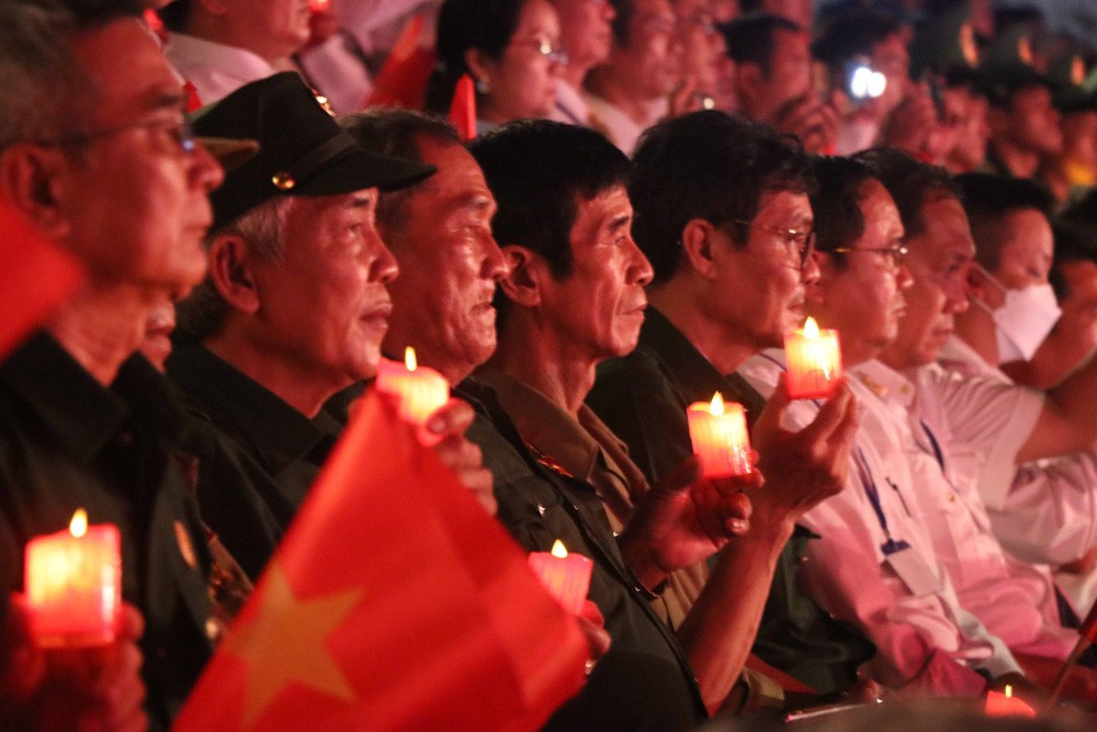 Cầu truyền hình Khúc tráng ca hòa bình: Hào hùng, xúc động và sâu lắng! - Ảnh 9. Cầu truyền hình Khúc tráng ca hòa bình: Hào hùng, xúc động và sâu lắng! - Ảnh 9.