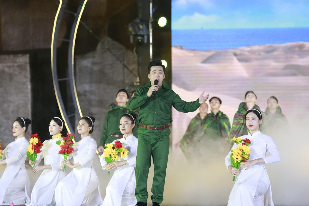 Cầu truyền hình Khúc tráng ca hòa bình: Hào hùng, xúc động và sâu lắng! - Ảnh 18. Cầu truyền hình Khúc tráng ca hòa bình: Hào hùng, xúc động và sâu lắng! - Ảnh 18.