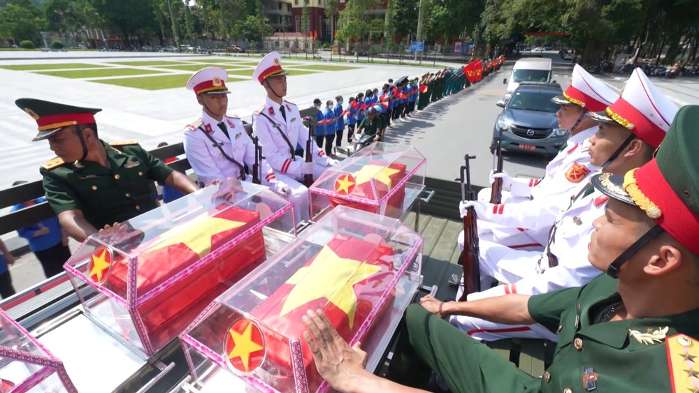 Cầu truyền hình Khúc tráng ca hòa bình: Hào hùng, xúc động và sâu lắng! - Ảnh 21. Cầu truyền hình Khúc tráng ca hòa bình: Hào hùng, xúc động và sâu lắng! - Ảnh 21.