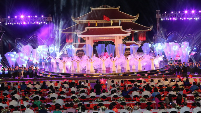 Cầu truyền hình Khúc tráng ca hòa bình: Hào hùng, xúc động và sâu lắng! - Ảnh 42. Cầu truyền hình Khúc tráng ca hòa bình: Hào hùng, xúc động và sâu lắng! - Ảnh 42.