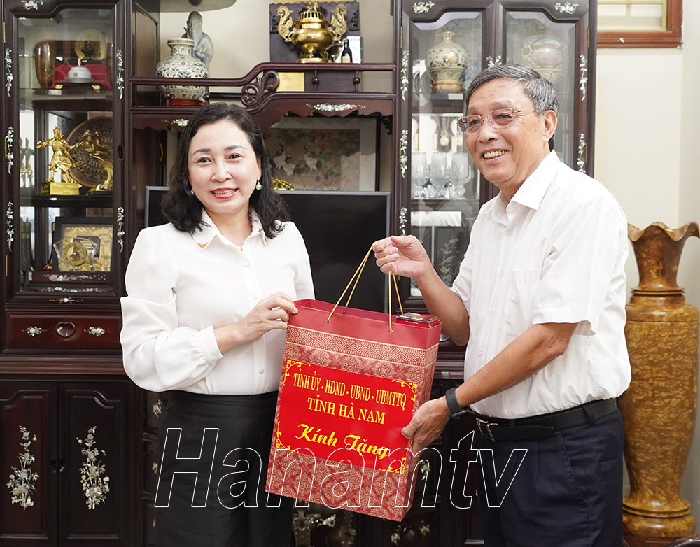 Đồng chí Đinh Thị Lụa, Phó Bí thư Thường trực Tỉnh ủy tặng quà gia đình đồng chí Trần Hổ, nguyên Phó Bí thư Thường trực Tỉnh ủy