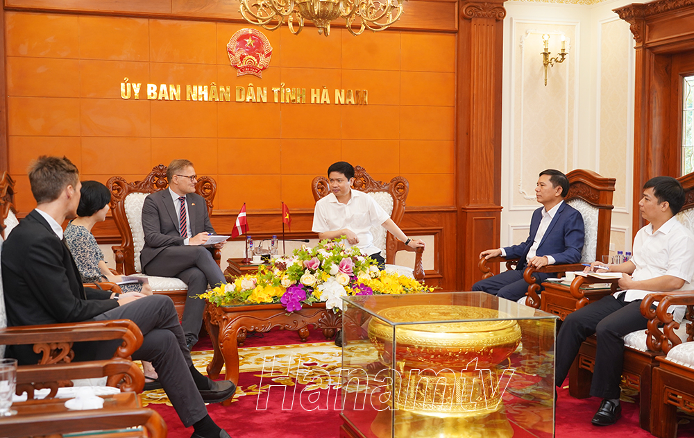 Đồng chí Trương Quốc Huy, Phó Bí thư Tỉnh ủy, Chủ tịch UBND tỉnh, Trưởng Đoàn Đại biểu Quốc hội tỉnh trao đổi với Ngài Nicolai Prytz – Đại sứ Vương quốc Đan Mạch tại Việt Nam 