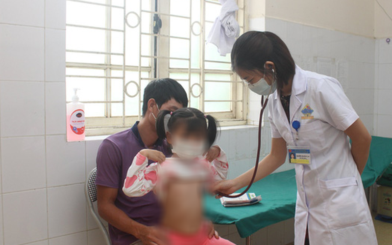 Khám cho bệnh nhi mắc cúm mùa