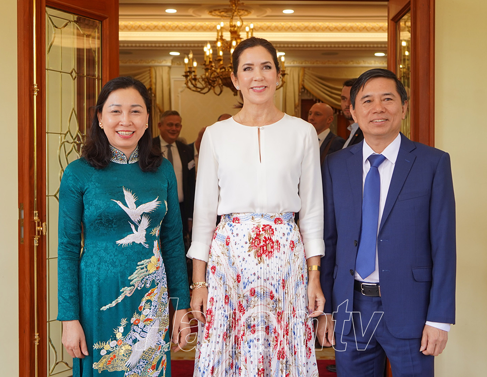Đồng chí Đinh Thị Lụa - Phó Bí thư thường trực Tỉnh ủy và đồng chí Trần Xuân Dưỡng - Tỉnh ủy viên, Phó chủ tịch UBND tỉnh vui mừng chào đón Công nương Mary Elizabeth 