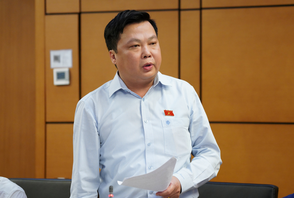 Đại biểu Phạm Hùng Thắng, Phó Trưởng Đoàn ĐBQH tỉnh Hà Nam phát biểu ý kiến tại phiên thảo luận tổ