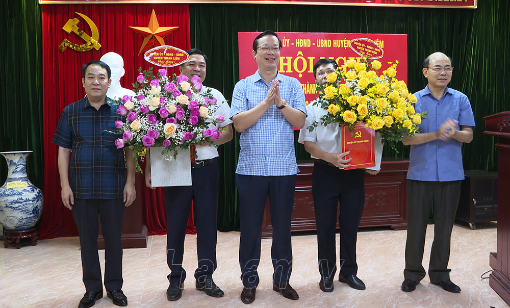 Các đồng chí Thường trực Huyện ủy chúc mừng lãnh đạo chi bộ, cơ quan 2 văn phòng mới được thành lập.