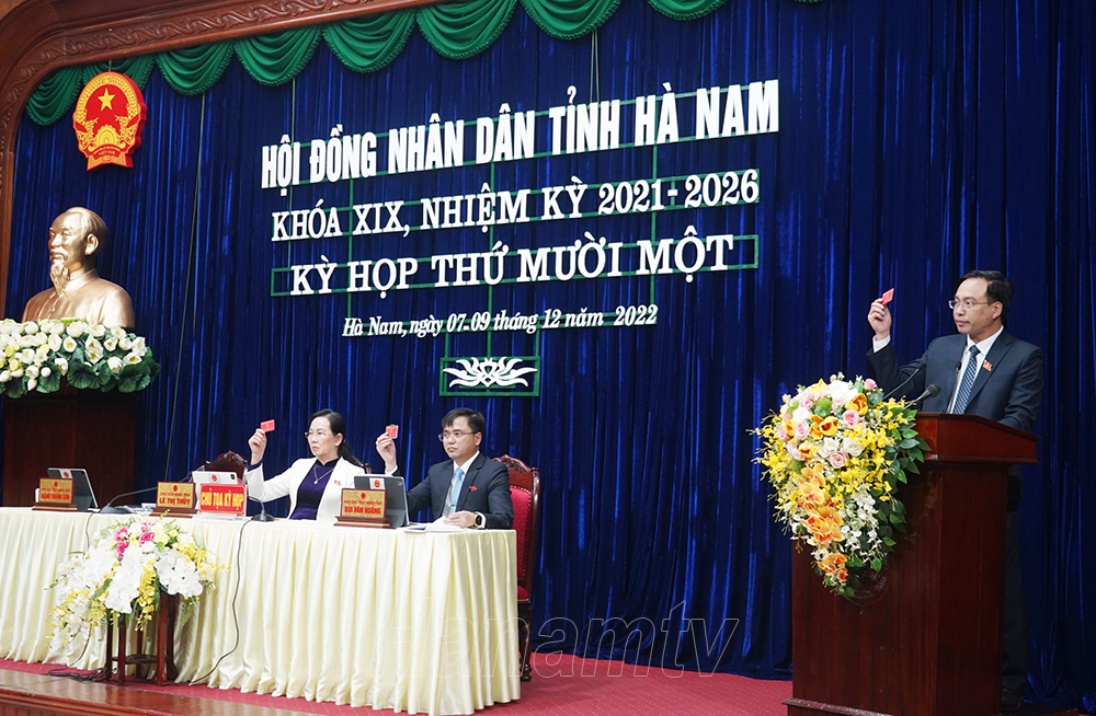 Các đồng chí Thường trực HĐND tỉnh - Chủ tọa Kỳ họp biểu quyết thông qua các Nghị quyết.