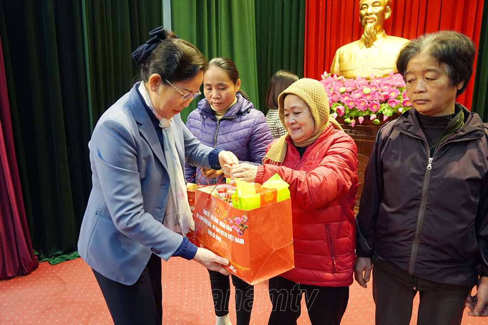 Đồng chí Lê Thị Thủy, Ủy viên TW Đảng, Bí thư Tỉnh ủy, Chủ tịch HĐND tỉnh tặng quà cho các hộ nghèo Thành phố Phủ Lý nhân dịp Tết Nguyên đán Tân Sửu 2021 (ảnh tư liệu).