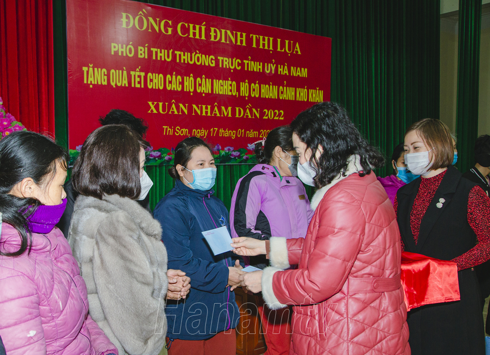 Đồng chí Đinh Thị Lụa, Phó Bí thư Thường trực Tỉnh ủy tặng quà cho các hộ nghèo nhân dịp Tết Nguyên đán Nhâm Dần 2022 (ảnh tư liệu)