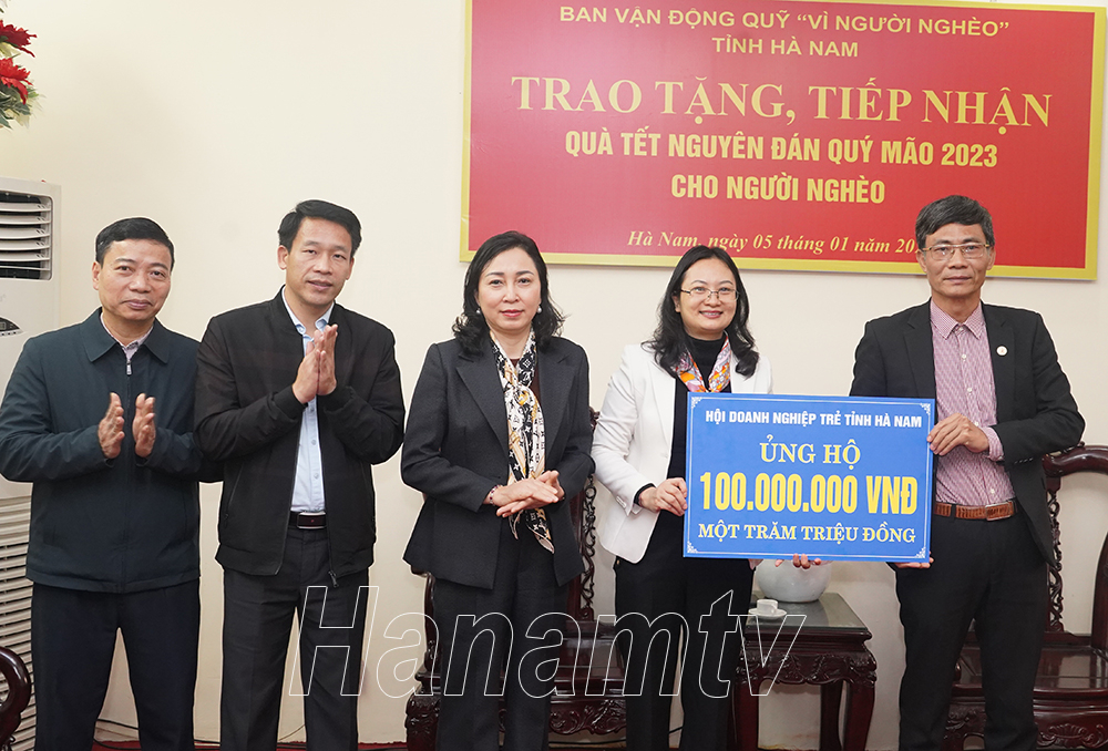 Hội Doanh nghiệp trẻ tỉnh Hà Nam trao tặng số tiền ủng hộ