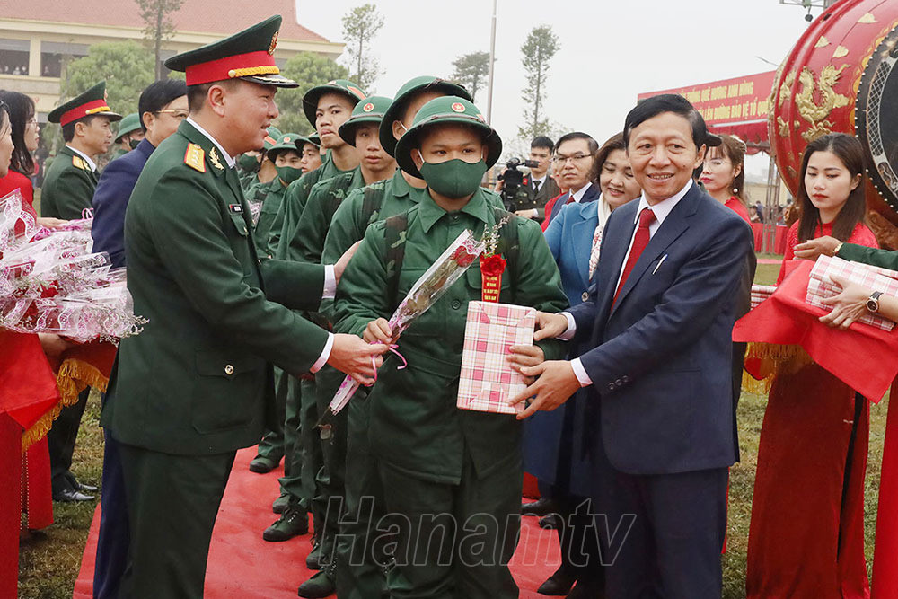 Lãnh đạo Thị xã Duy Tiên tặng quà các tân binh