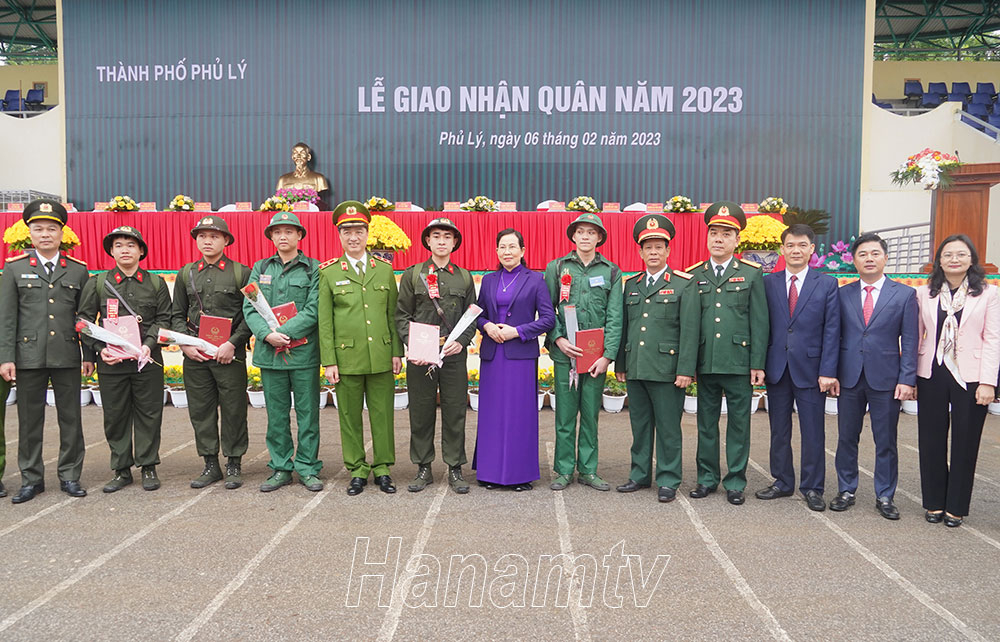 Các đồng chí lãnh đạo Bộ Công an, Bộ Quốc phòng, lãnh đạo tỉnh và Thành phố Phủ Lý chụp ảnh lưu niệm với các tân binh của thành phố trước khi lên đường nhập ngũ.
