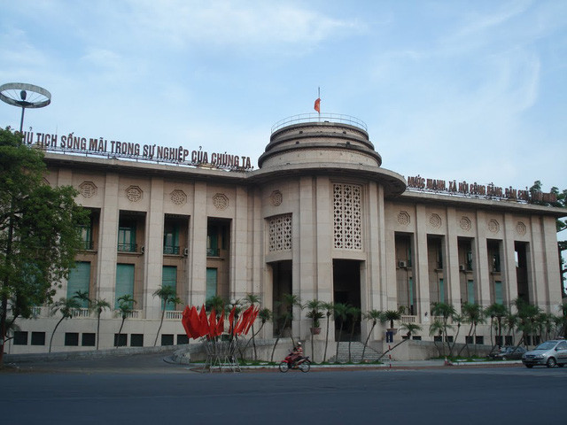 Ngân hàng Nhà nước: Xử lý nghiêm việc ép mua bảo hiểm dưới mọi hình thức - Ảnh 1.