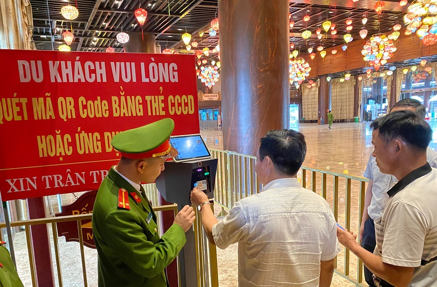 Du khách thực hiện quét thẻ CCCD gắn chíp điện tử tại Khu du lịch quốc gia Tam Chúc